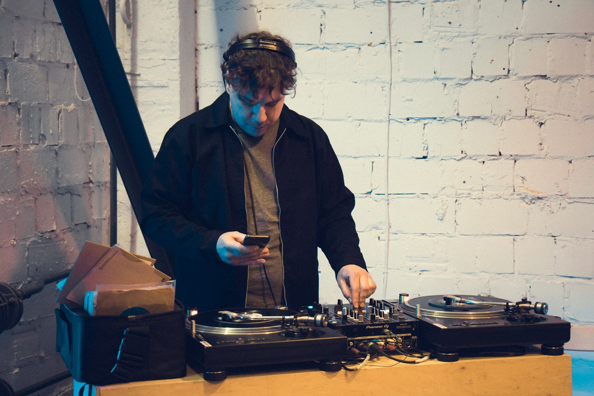 Диджей создавал подходящую атмосферу своей музыкой Диджей создавал подходящую атмосферу своей музыкой