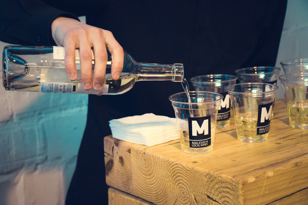 Присутствующих угощали белым вином Присутствующих угощали белым вином