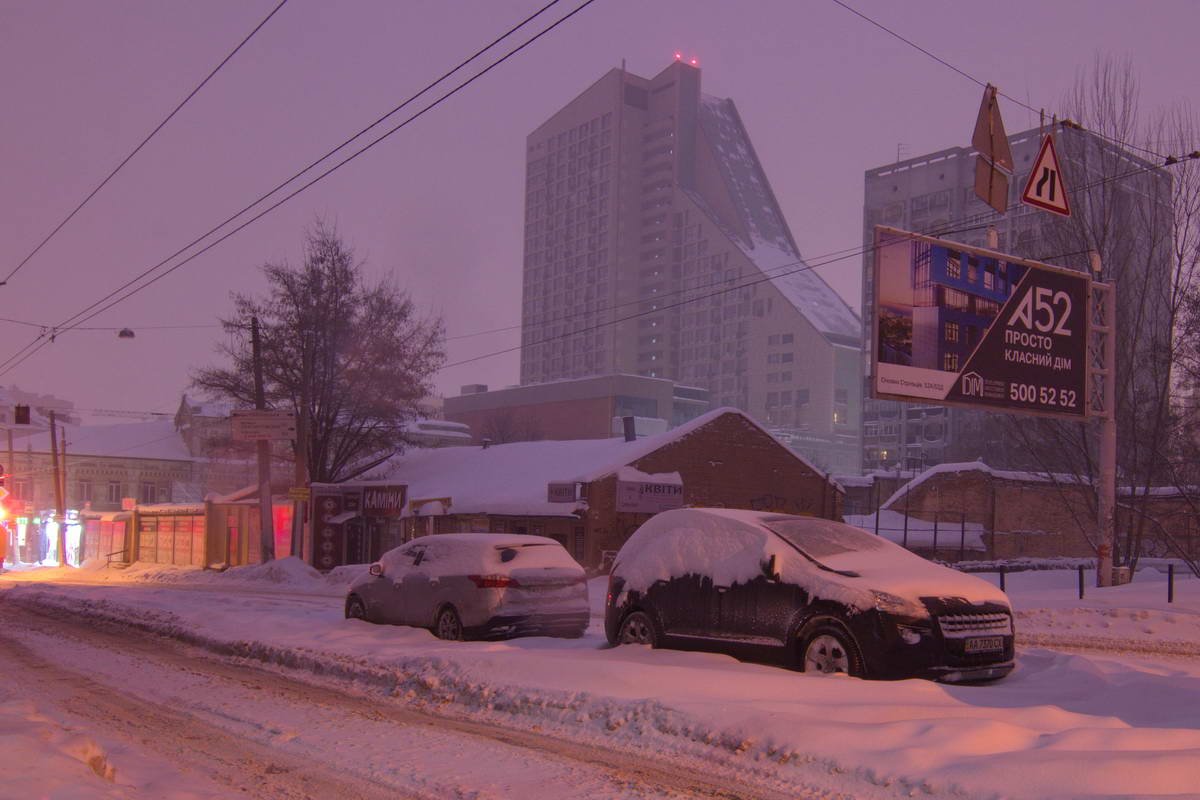 Здание грозно нависает над микрорайоном Здание грозно нависает над микрорайоном