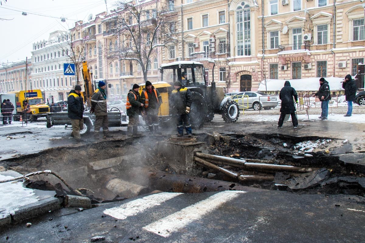 Вода размыла яму в три метра Вода размыла яму в три метра