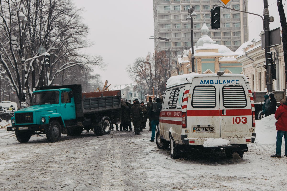 На месте работают коммунальщики и дежурит скорая помощь