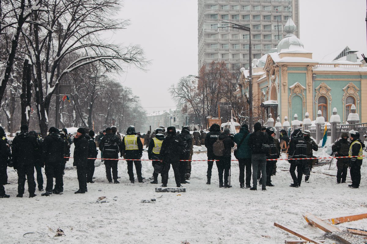 Правоохранители никого не пропускают на территорию, где проходят работы по уборке