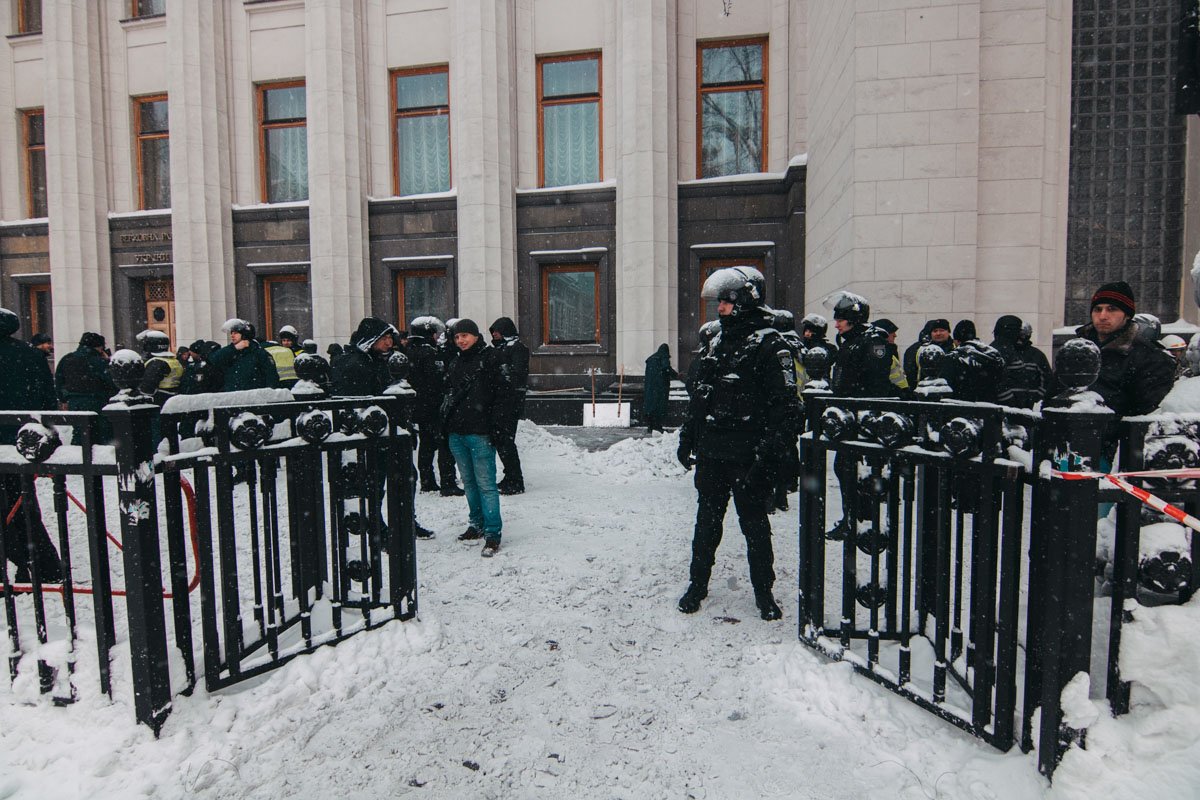 Несмотря на сильный снег, демонтаж продолжается