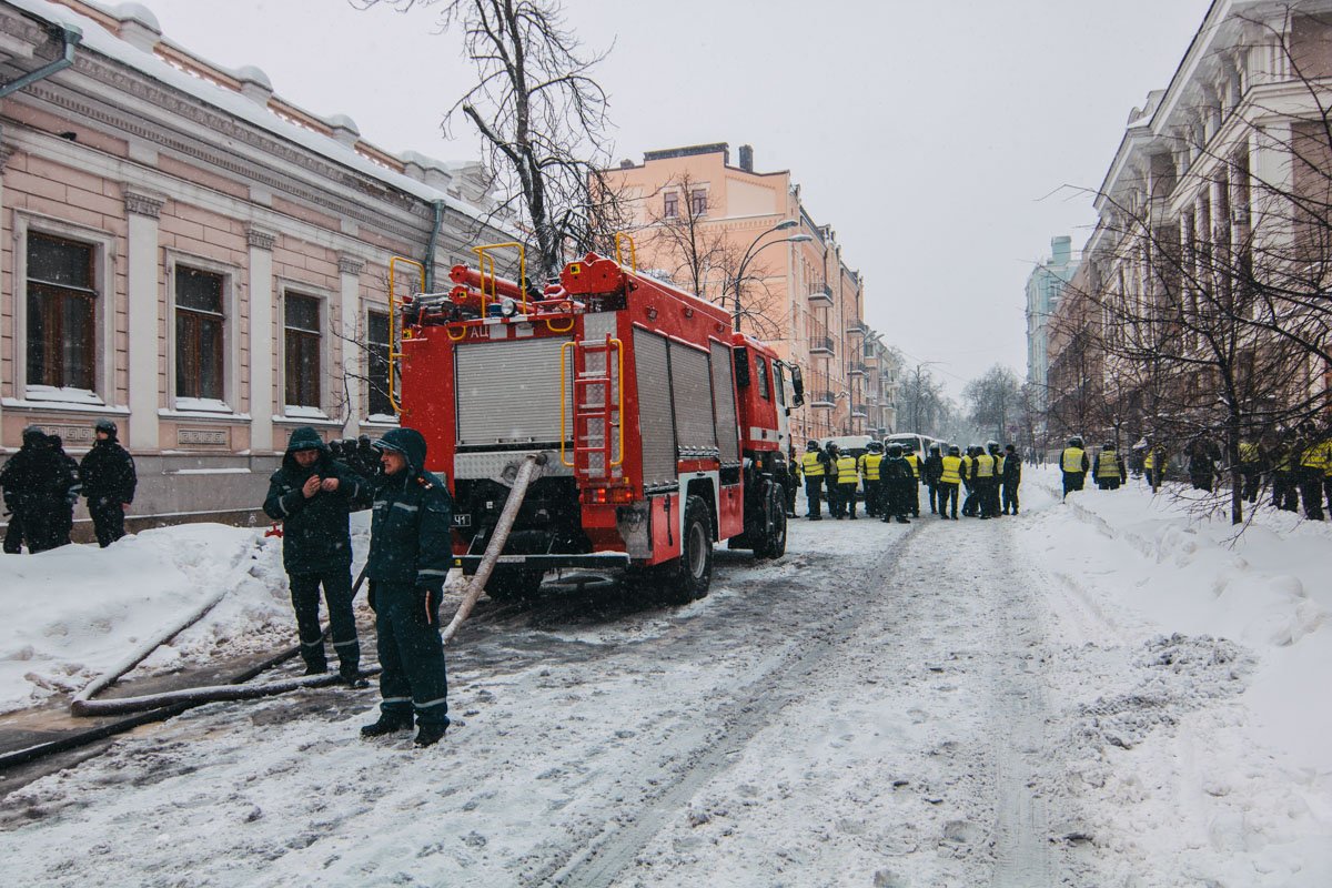 На всех улицах, прилегающих к Раде, дежурят силовики и спасатели