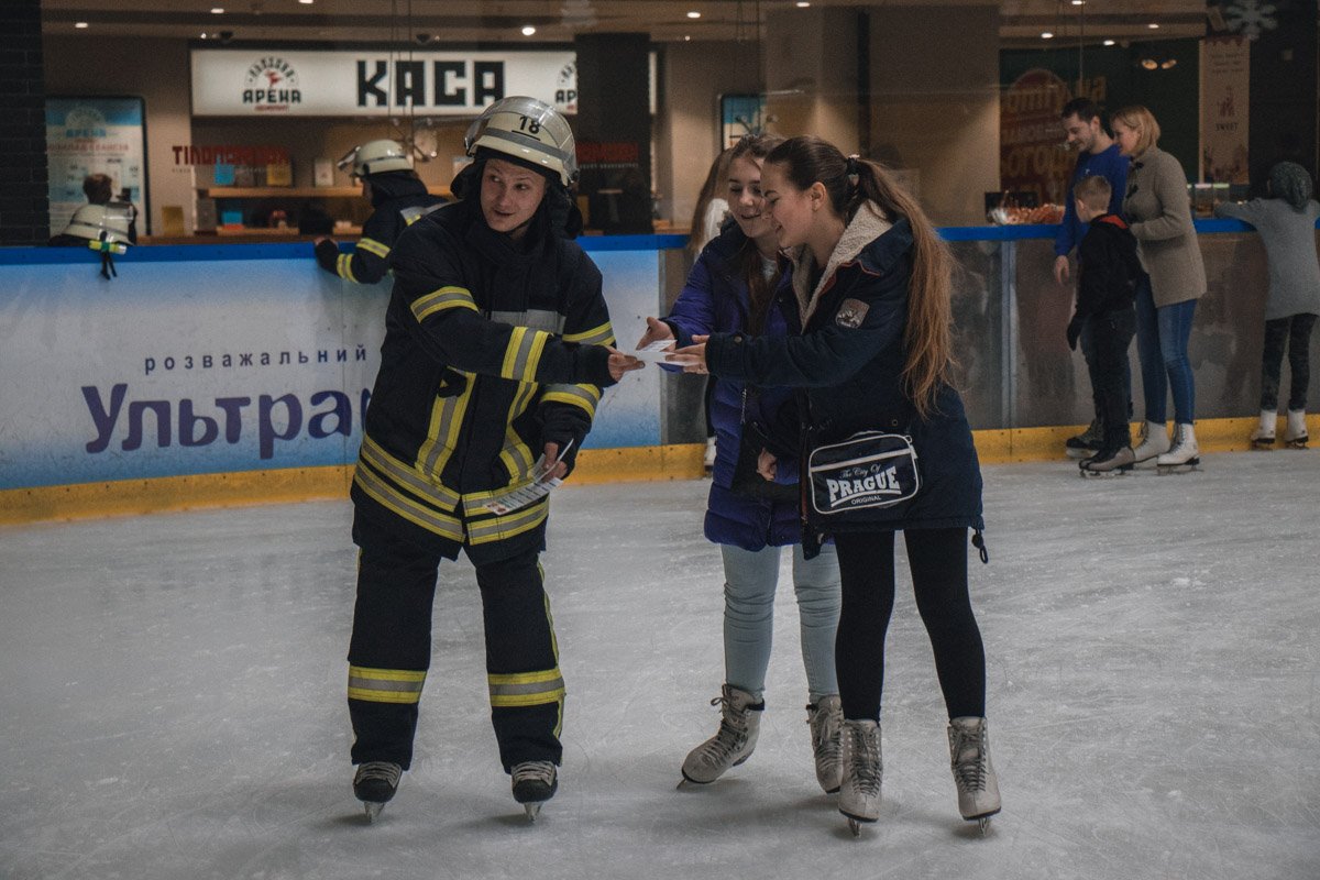 Спасатели раздавали девушкам поздравительные листовки