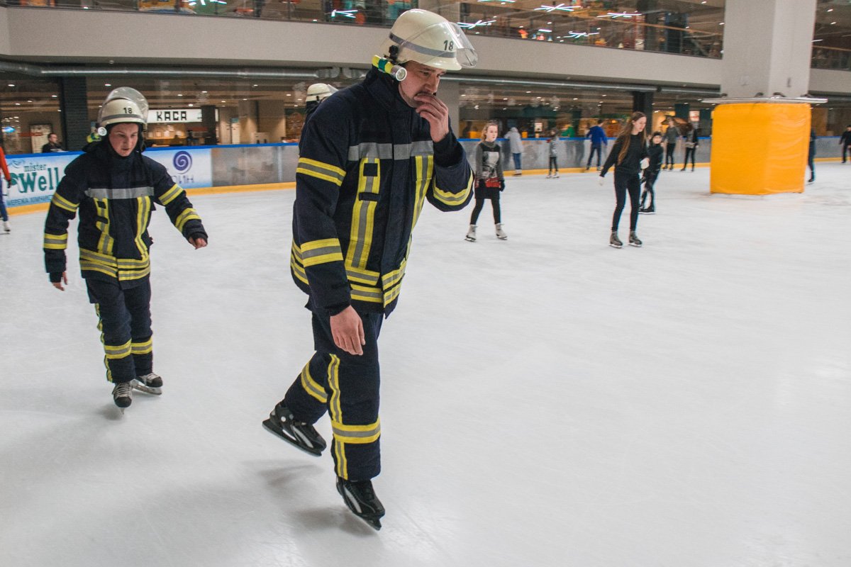 Некоторые спасатели стали на лед впервые