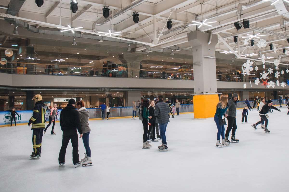 Парни в форме смотрелись на льду гармонично