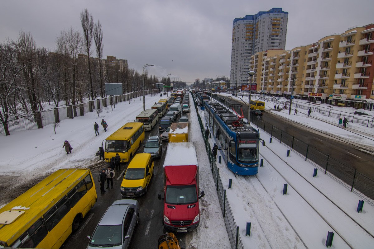 На улице Борщаговской образовалась большая пробка