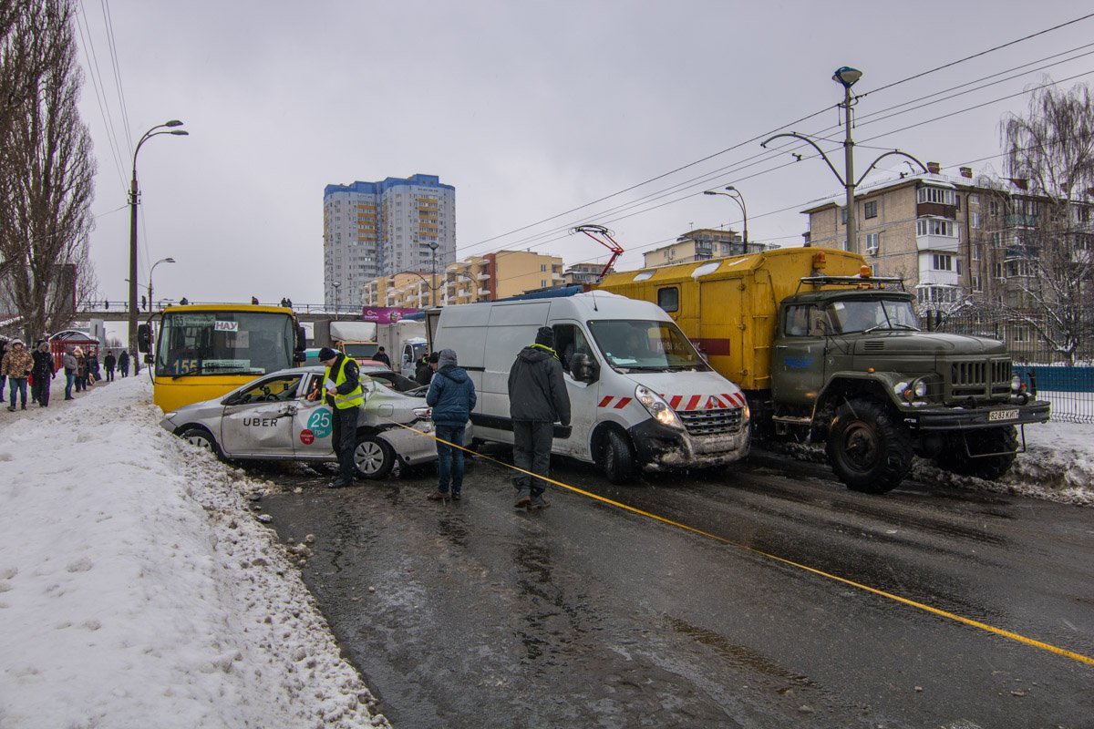На месте ДТП работала полиция и коммунальщики