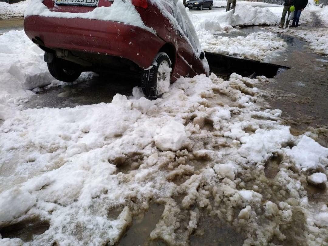 Lanos наполовину под землей. Фото очевидцев 