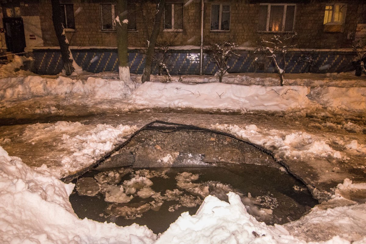 Daewoo Lanos резко провалился под асфальт 