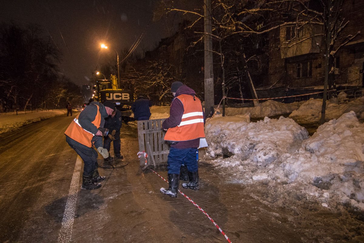 Спасатели ликвидируют последствия прорыва