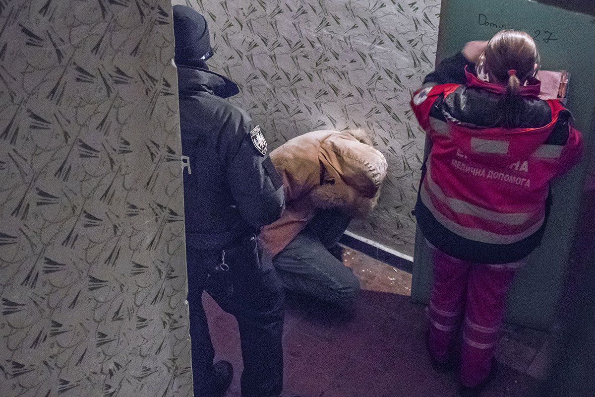 Подозреваемого опрашивали в подъезде возле квартиры, где нашли труп женщины Подозреваемого опрашивали в подъезде возле квартиры, где нашли труп женщины