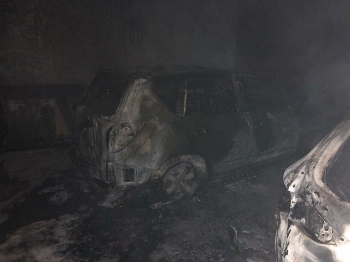 Пожар в паркинге на Оскорках. Фото: dtp.kiev Пожар в паркинге на Оскорках. Фото: dtp.kiev