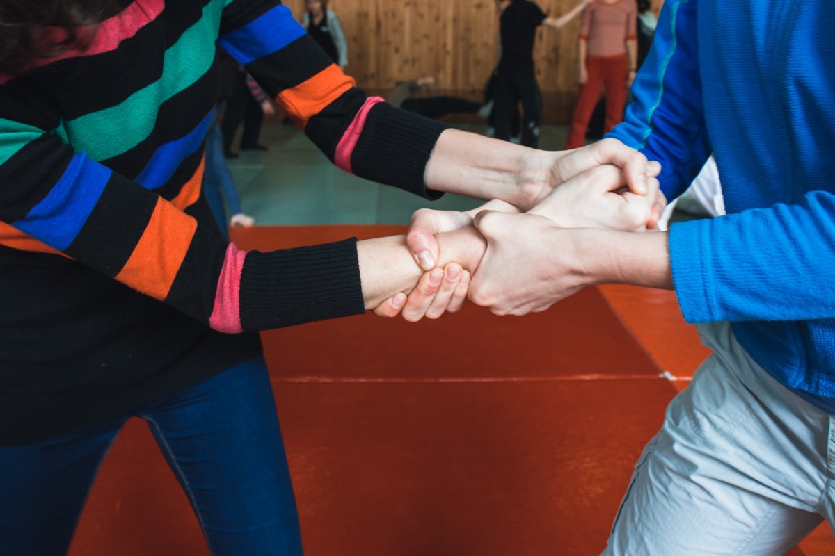 Освобождать свою руку нужно в сторону, где находятся большие пальцы агрессора Освобождать свою руку нужно в сторону, где находятся большие пальцы агрессора