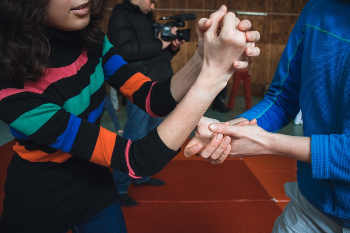 Можно помочь сделать рывок свободной рукой Можно помочь сделать рывок свободной рукой