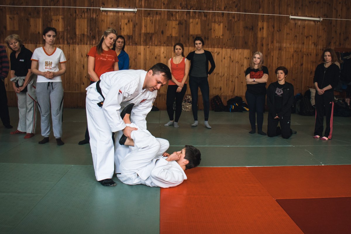 ... падая, нужно сгрупироваться, прижать подбородок к себе и наносить удар ногами ... падая, нужно сгрупироваться, прижать подбородок к себе и наносить удар ногами