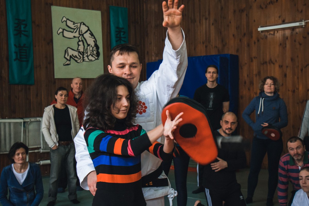 Тренировка реакции - поймать при протянутых вперед и разведенных руках резко брошенный предмет Тренировка реакции - поймать при протянутых вперед и разведенных руках резко брошенный предмет