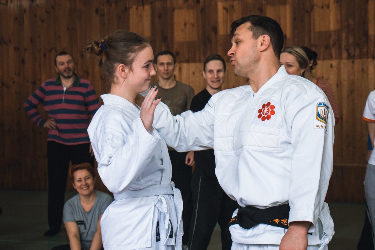 Нападающий может взять и за шею Нападающий может взять и за шею