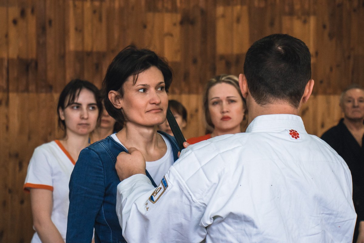 Нож у лица или шеи - опасная ситуация Нож у лица или шеи - опасная ситуация