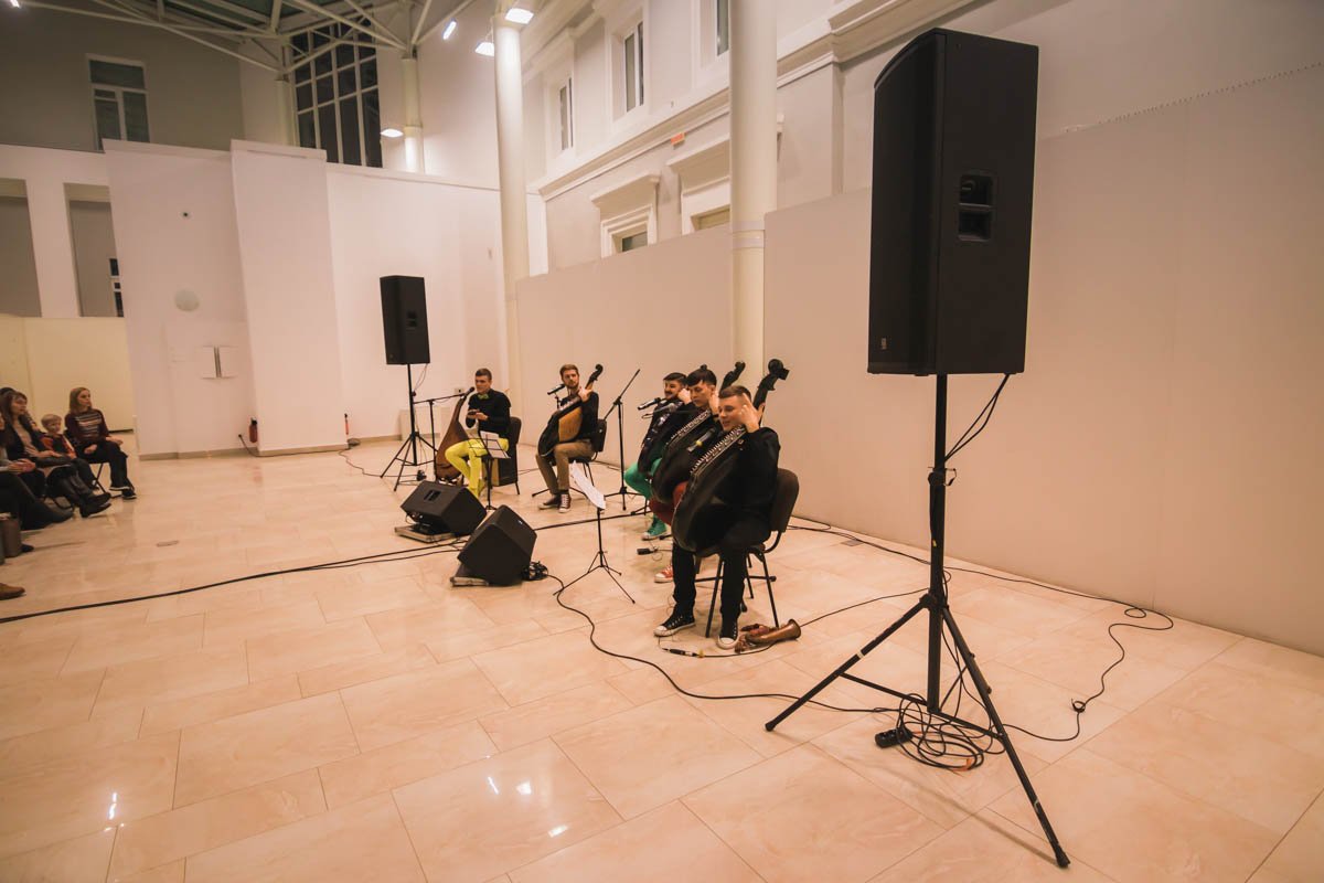 Парни играют современную музыку на народном инструменте Парни играют современную музыку на народном инструменте