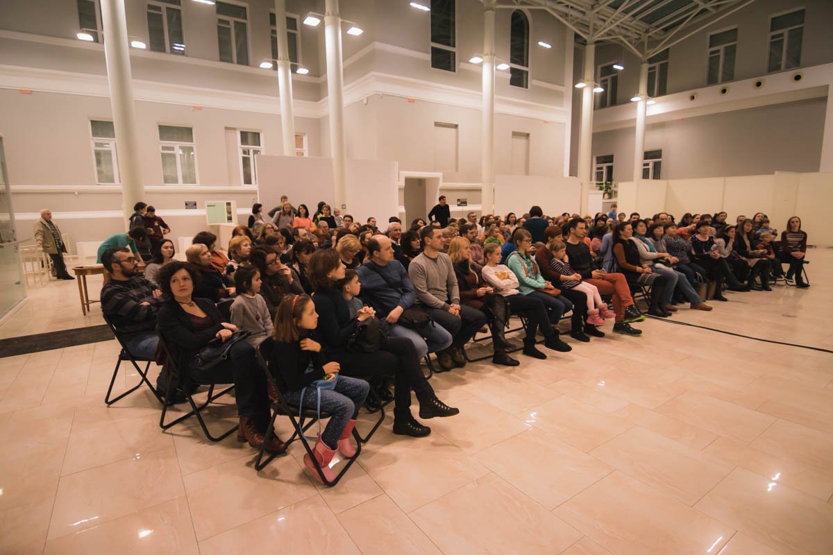 Свободных мест в зале не было Свободных мест в зале не было