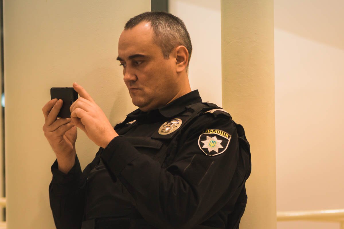 Полицейский тоже не смог устоять и не сохранить "Шпилястих" себе на память Полицейский тоже не смог устоять и не сохранить "Шпилястих" себе на память