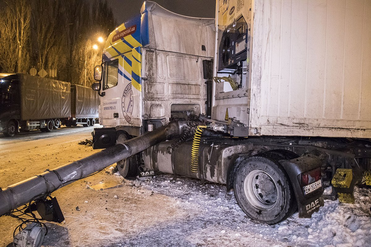 На пересечении улиц Академика Заболотного и Ивана Сирко фура врезалась в столб