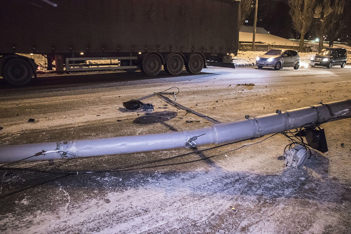 Из-за аварии повредился светофор и линии электропередач