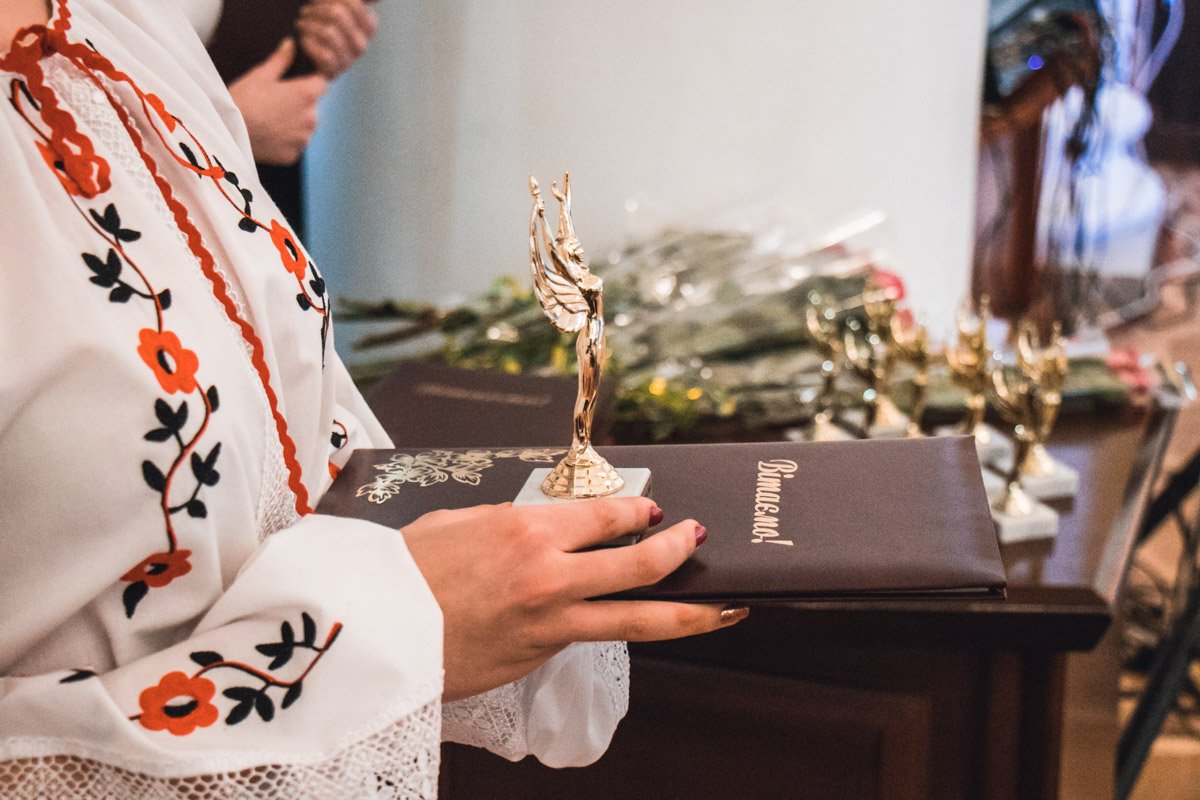 Победительниц в 10 номинациях награждали статуэтками и дипломами