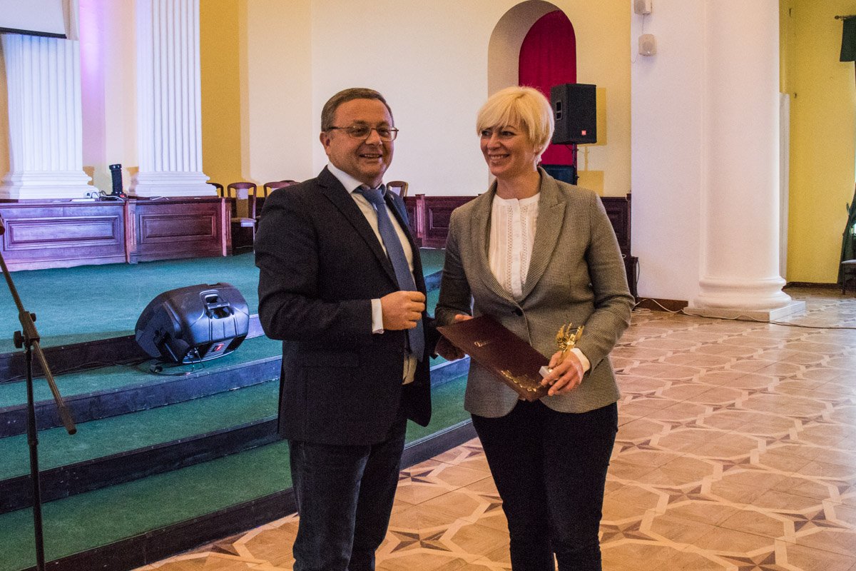 Награждал лучших начальник Департамента социальной политики Юрий Крикунов