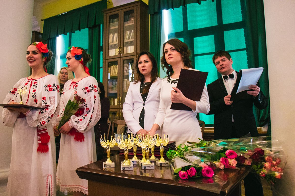 В праздник весны женщинам также дарили красивые цветы 