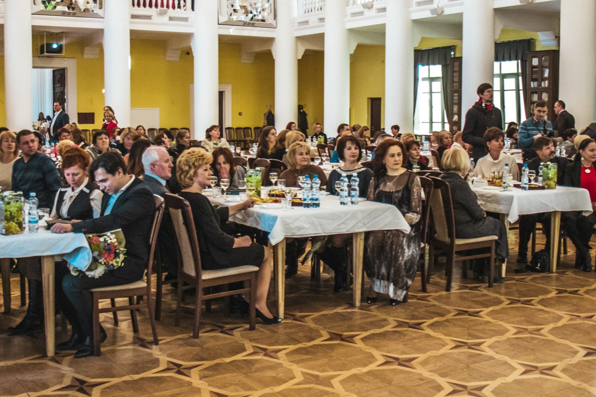 Во время церемонии гостей угощали различными закусками и напитками