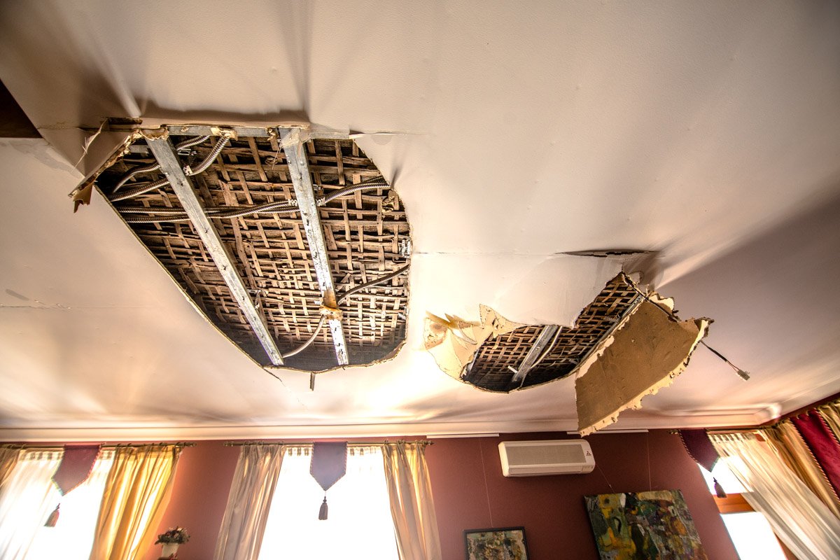 Квартиру известного писателя и кинематографиста Андрея Куркова залило кипятком Квартиру известного писателя и кинематографиста Андрея Куркова залило кипятком