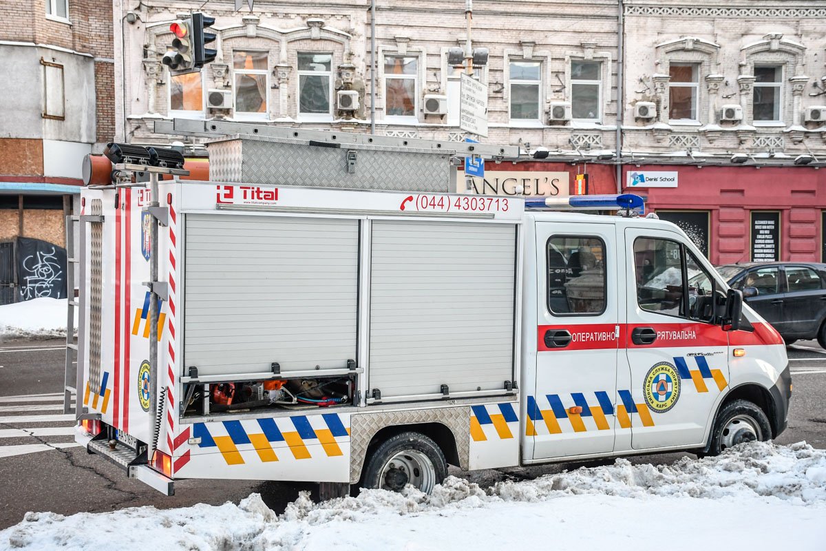 Расчет спасателей на месте происшествия Расчет спасателей на месте происшествия