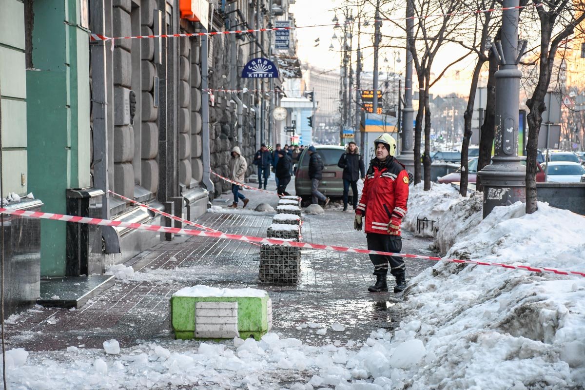 Проход по тротуару на время работы перекрыли Проход по тротуару на время работы перекрыли