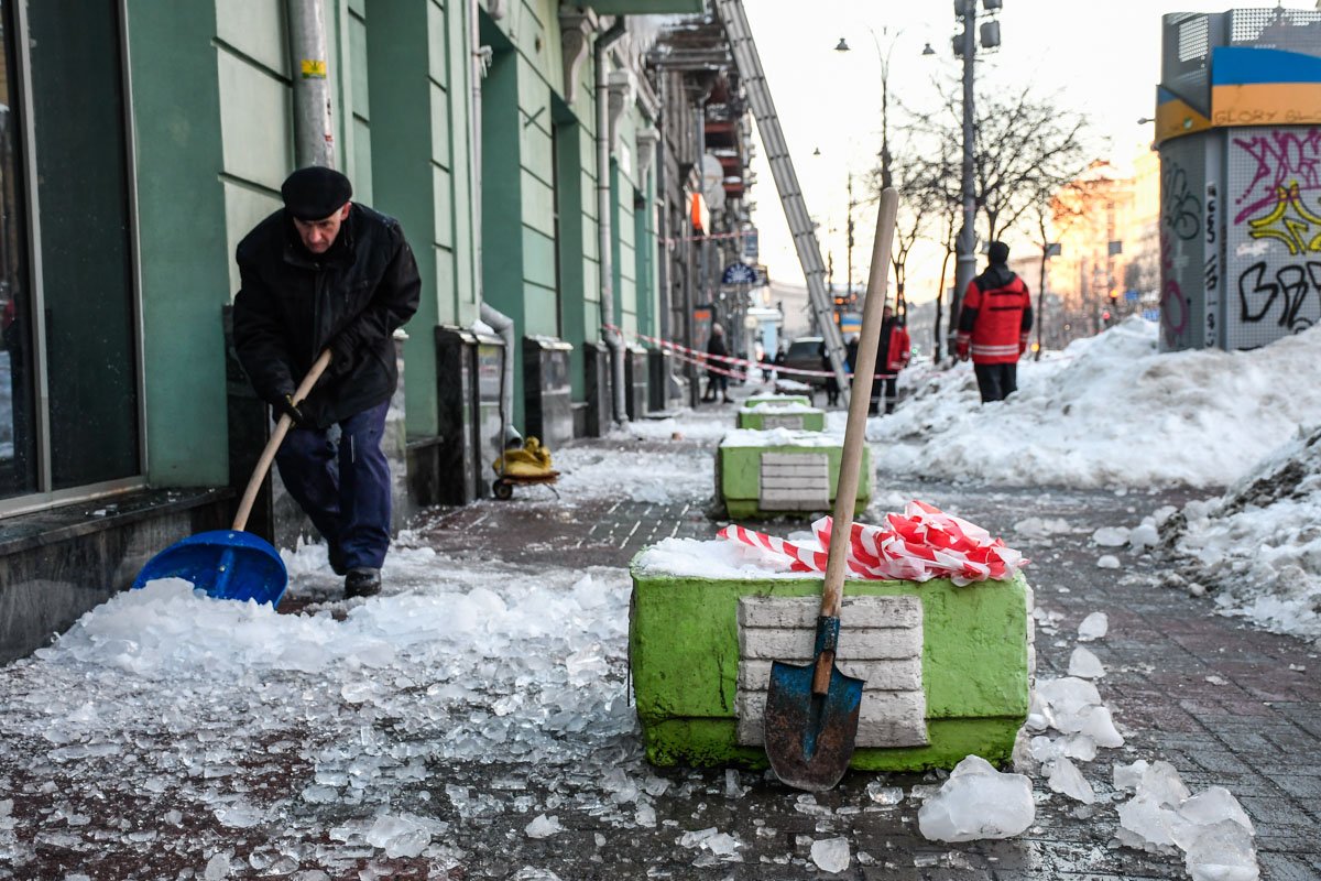 Остатки сосулек доживают свои последние дни Остатки сосулек доживают свои последние дни