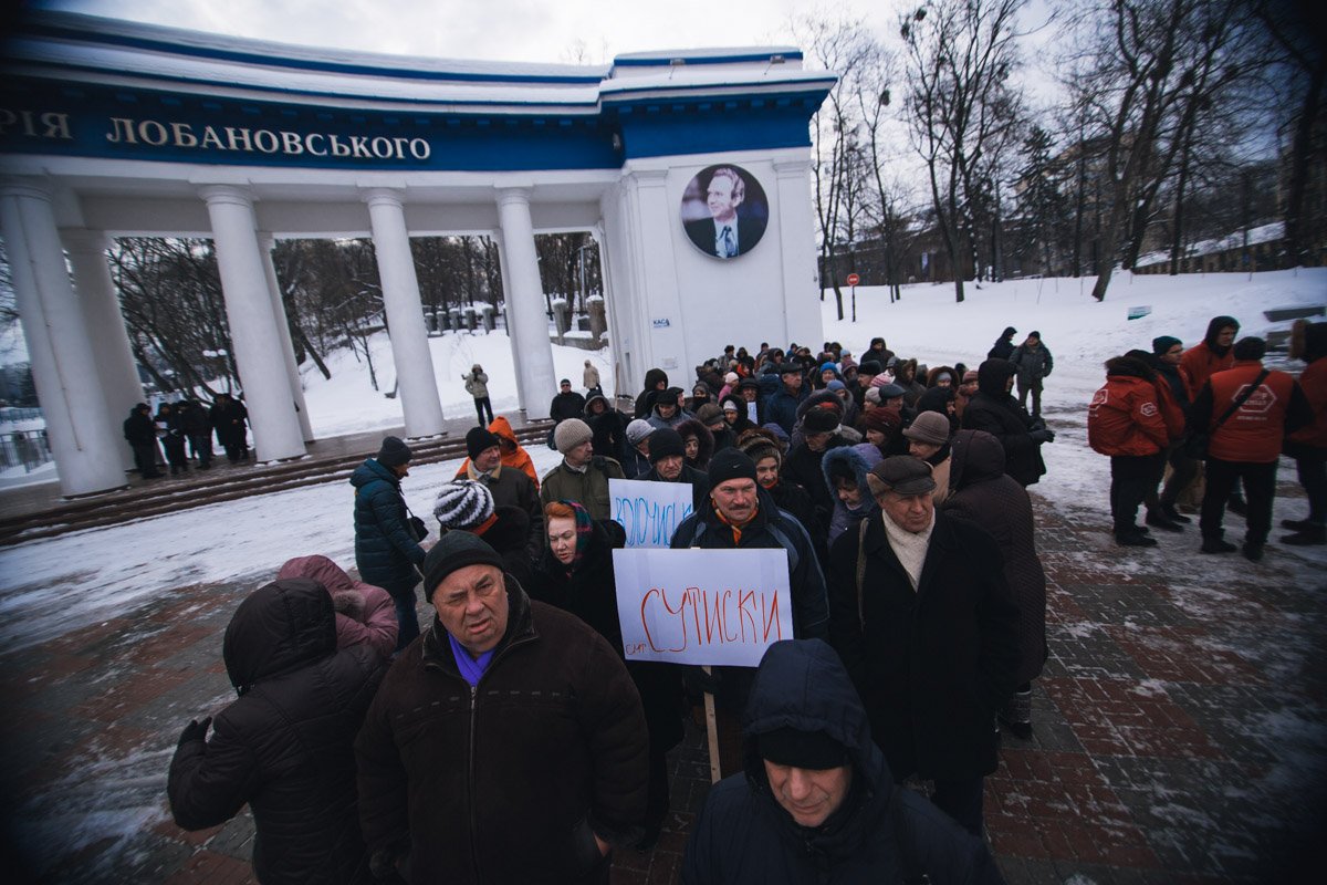 Фермеры собрались возле памятника Лобановскому 