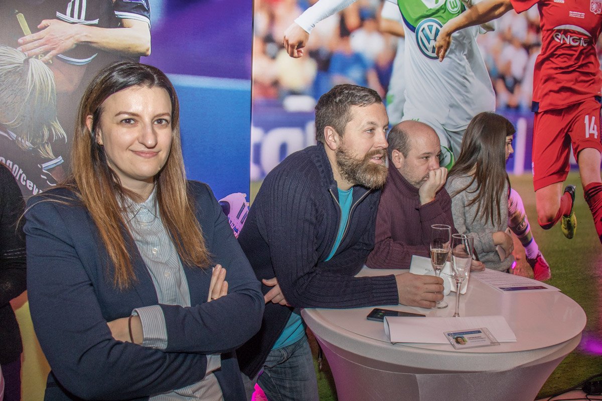 Гостей мероприятия угощали шампанским и различными закусками