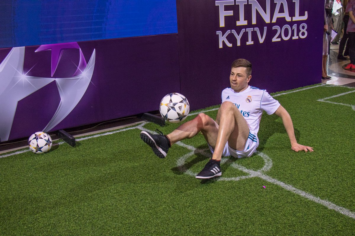 Мяч финала тестировали фристайлеры