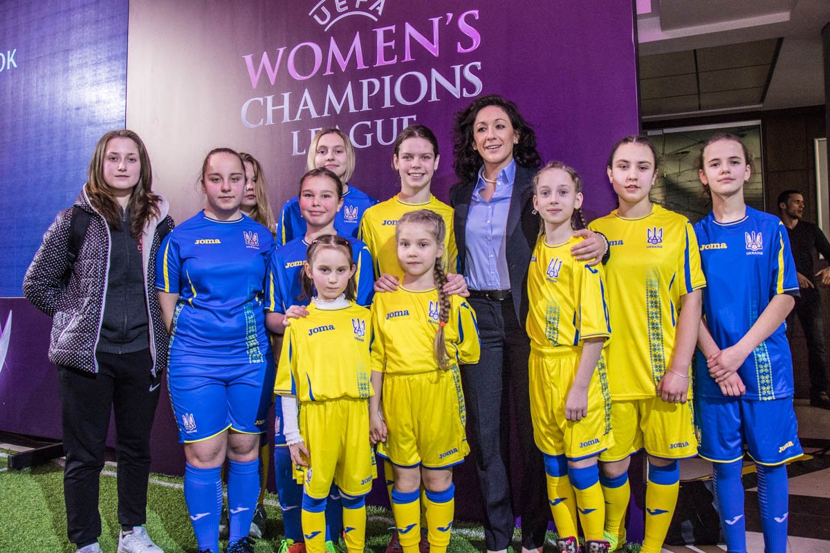 Маленькие футболистки фотографировались с легендарной футболисткой