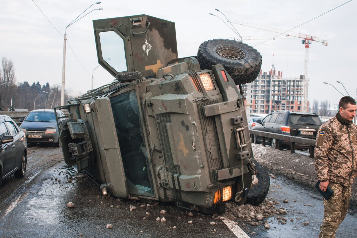 6 марта возле станции метро "Нивки" произошло ДТП