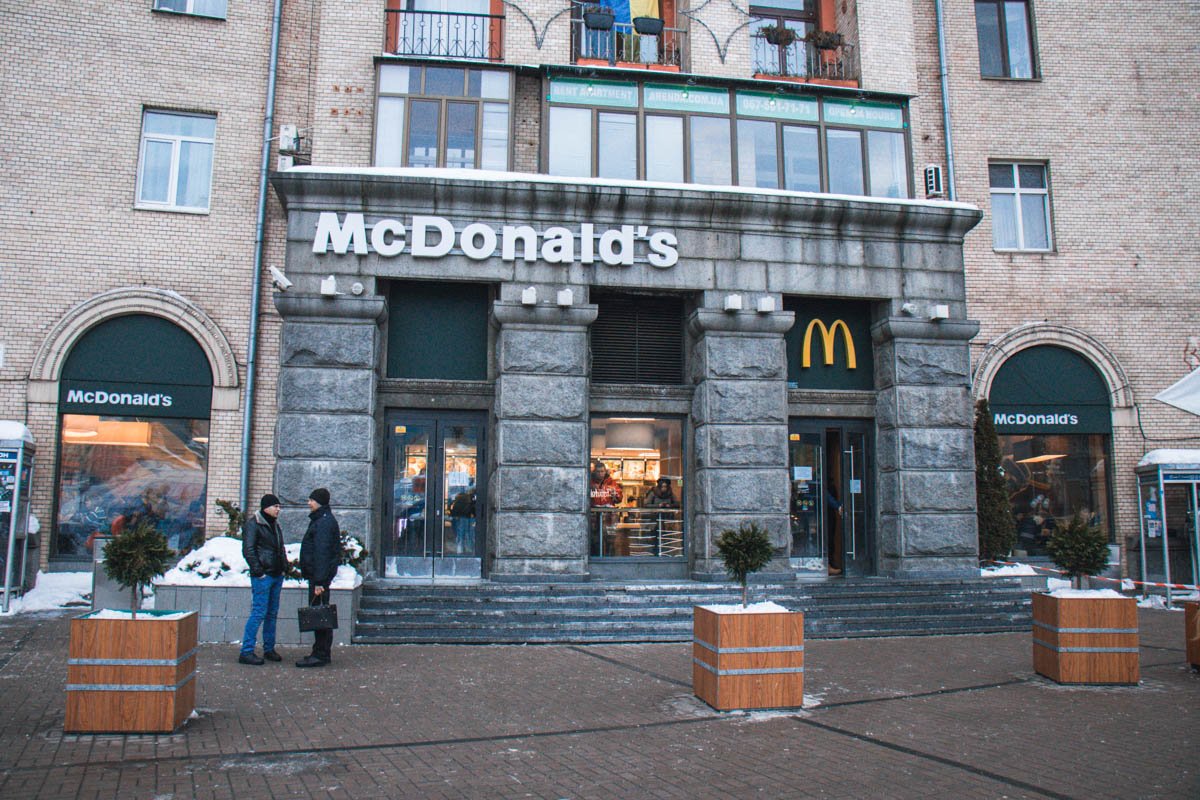  В McDonald’s неизвестные избили двух мужчин