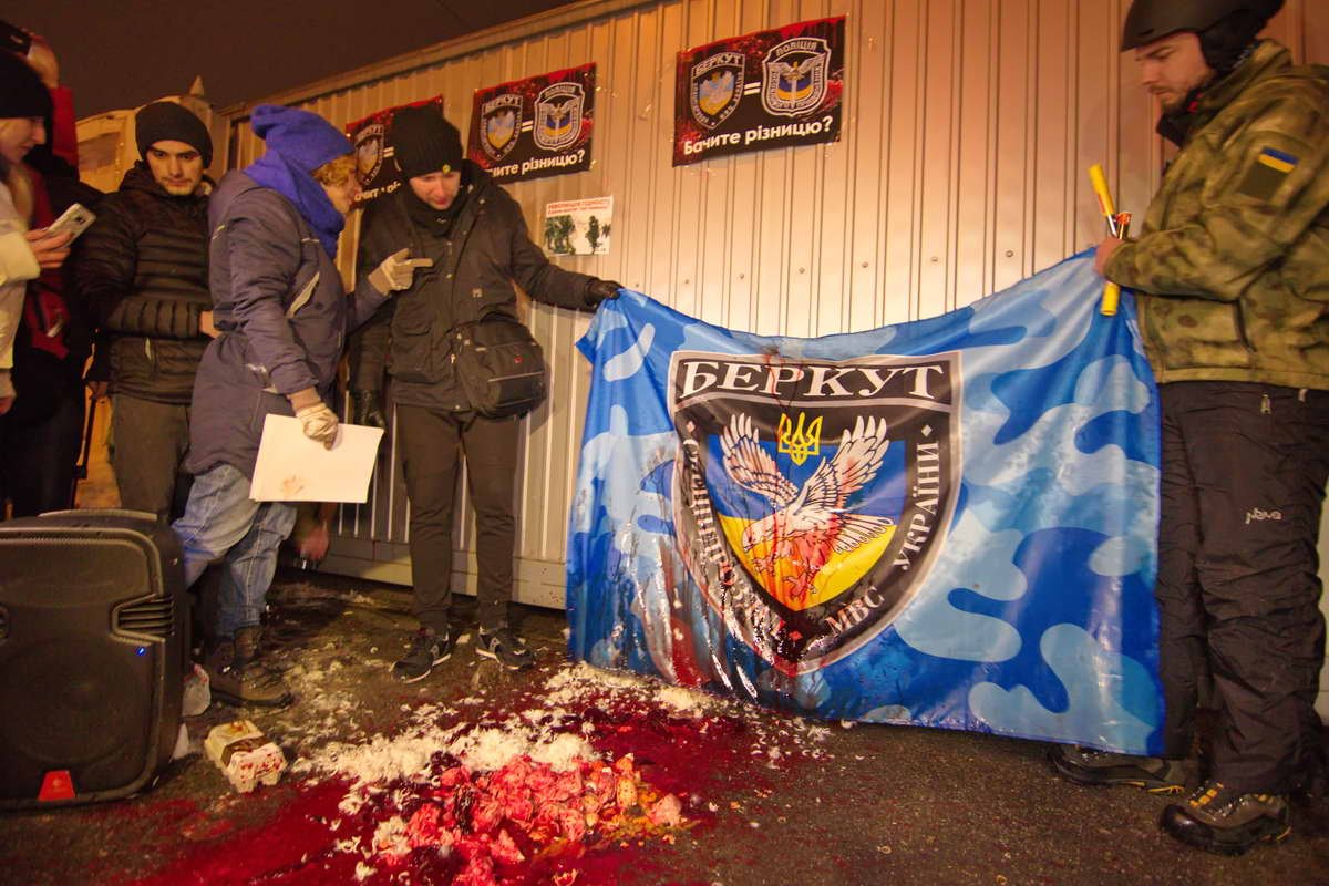 Мужчины сожгли флаг беркута фаерами