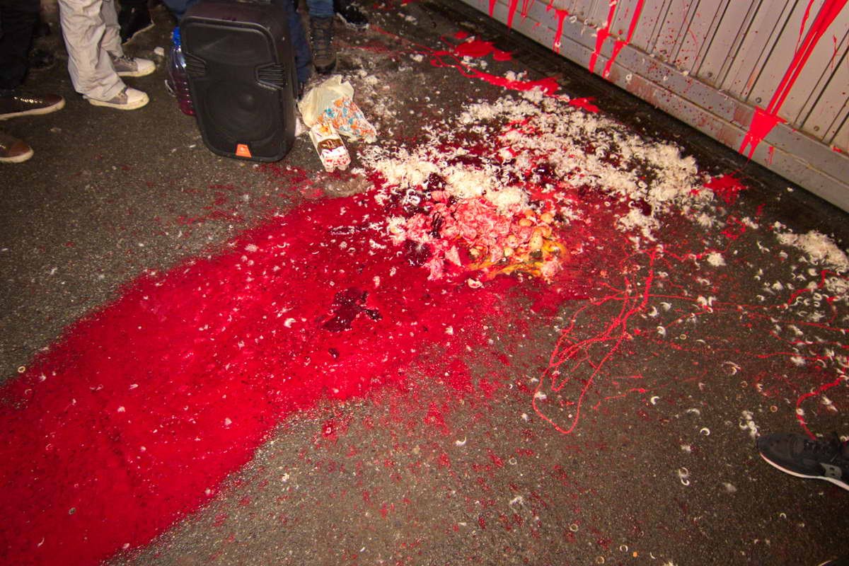 Автомайдановцы забросали асфальт мусором и залили все краской