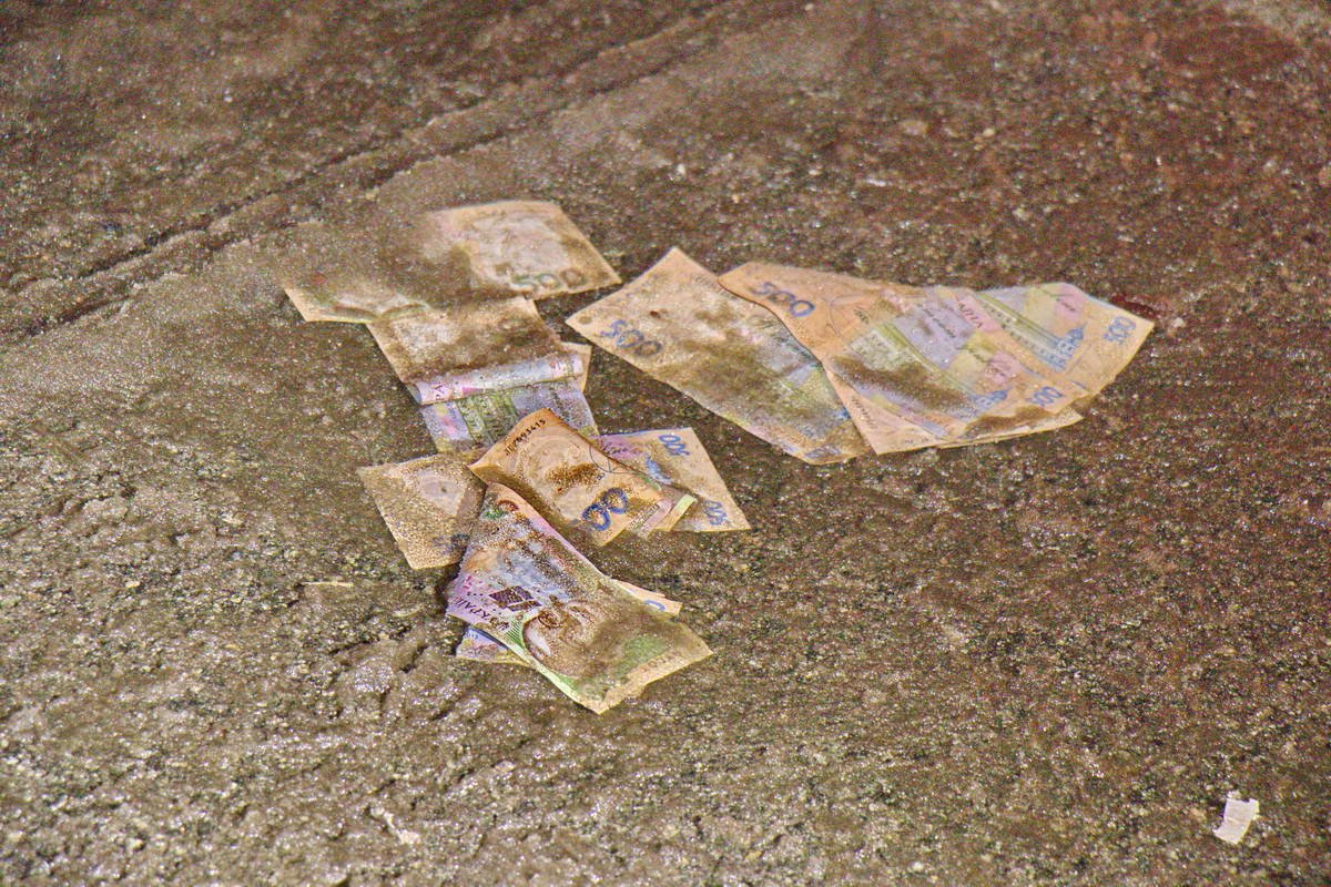 На земле разбросаны 500 гривневые купюры