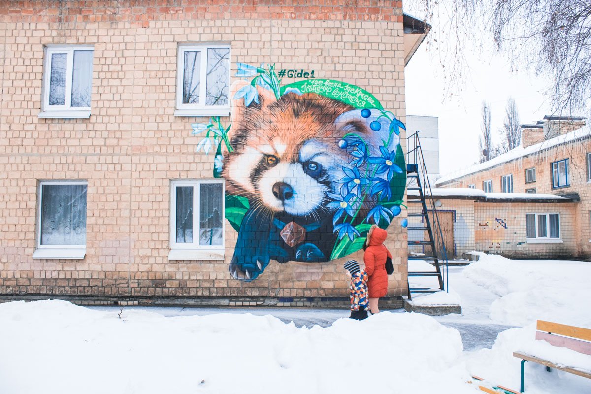 И детям, и взрослым пандочка безумно нравится и они останавливаются, чтобы внимательней ее рассмотреть 