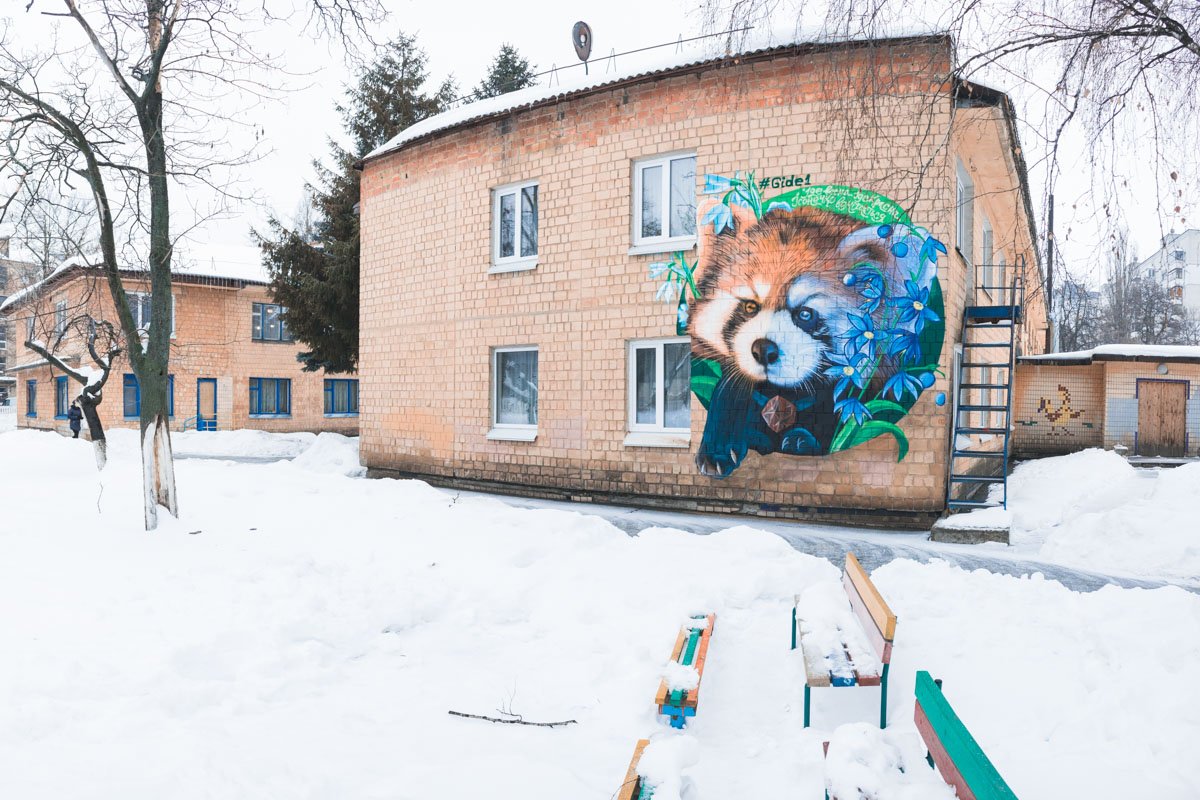 Нарисовано граффити на детском садике