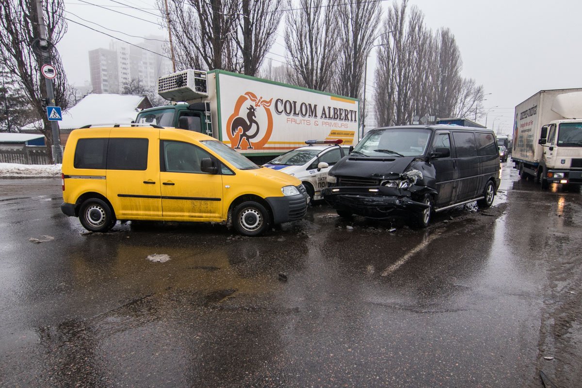 На пересечении улиц Академика Заболотного и Ивана Сирко столкнулись три авто