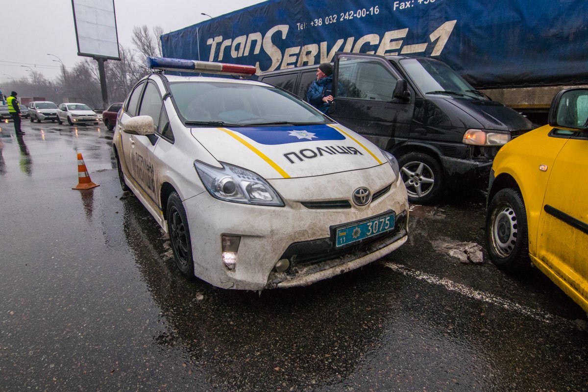 На месте работают патрульные полицейские и следователь